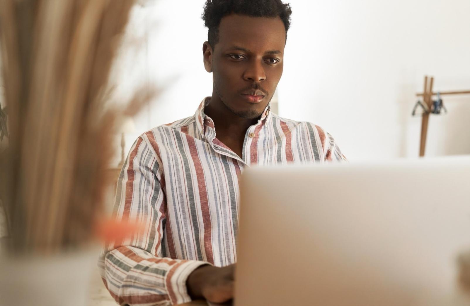 Moderne Arbeitsumgebung mit Fokus auf digitale Bildungstechnologien